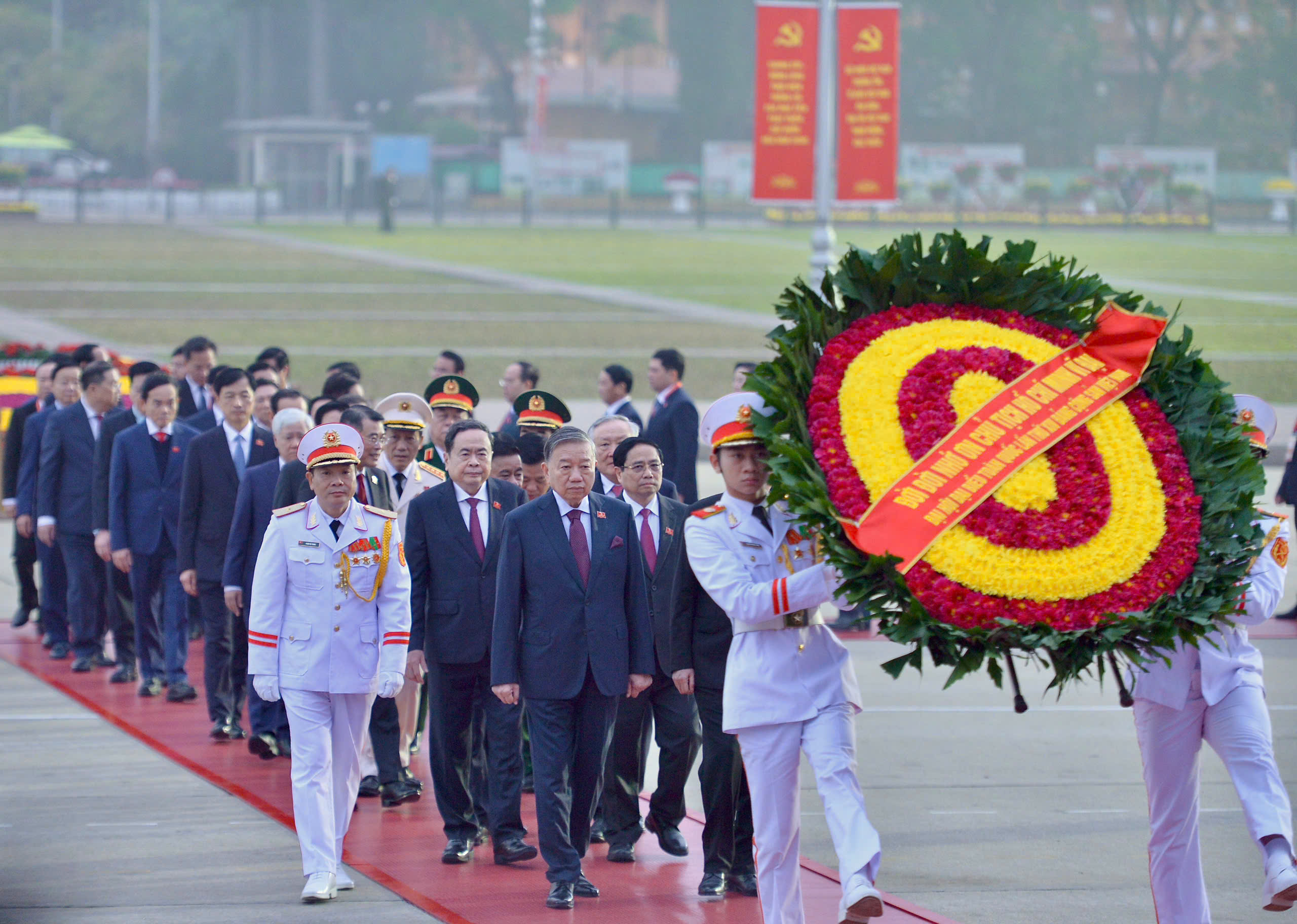 Tổng Bí thư Tô Lâm viếng Bác cùng đại biểu Đại hội XIV của Đảng - Ảnh 1.