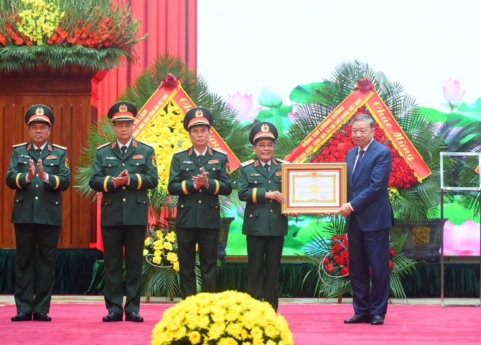 Thay mặt lãnh đạo Đảng, Nhà nước, Tổng Bí thư Tô Lâm trao danh hiệu Anh hùng Lực lượng vũ trang nhân dân tặng Tổng cục Hậu cần - Kỹ thuật. Ảnh: Trọng Hải