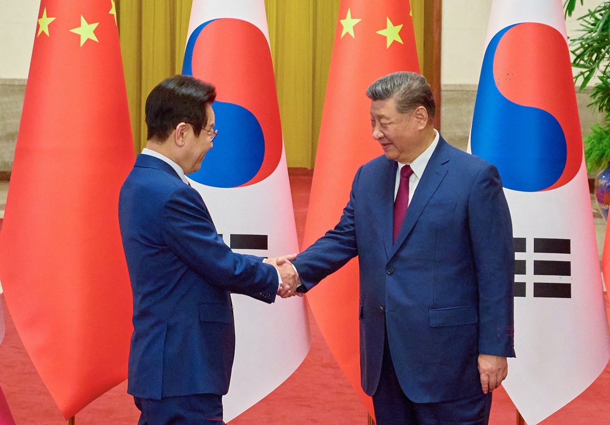 Tổng thống Hàn Quốc tới Bắc Kinh và cái bắt tay với ông Tập 1 Tổng thống Hàn Quốc tới Bắc Kinh và cái bắt tay với ông Tập - Ảnh 1.