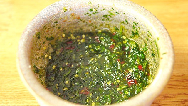 Top nước chấm “quốc dân” không thể thiếu ngày Tết 3 Nước mắm ngò là đặc sản của Nha Trang, chuyên dùng để chấm hải sản và ướp cá nướng. Đây là lựa chọn tuyệt vời khi gia đình chuyển qua ăn hải sản trong những ngày Tết.