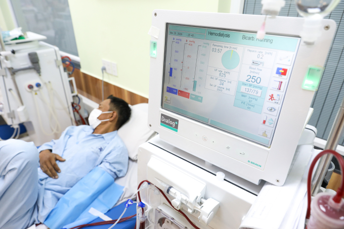Bệnh nhân chạy thận 3 lần một tuần tại Bệnh viện Thống Nhất. Ảnh: Phùng Tiên