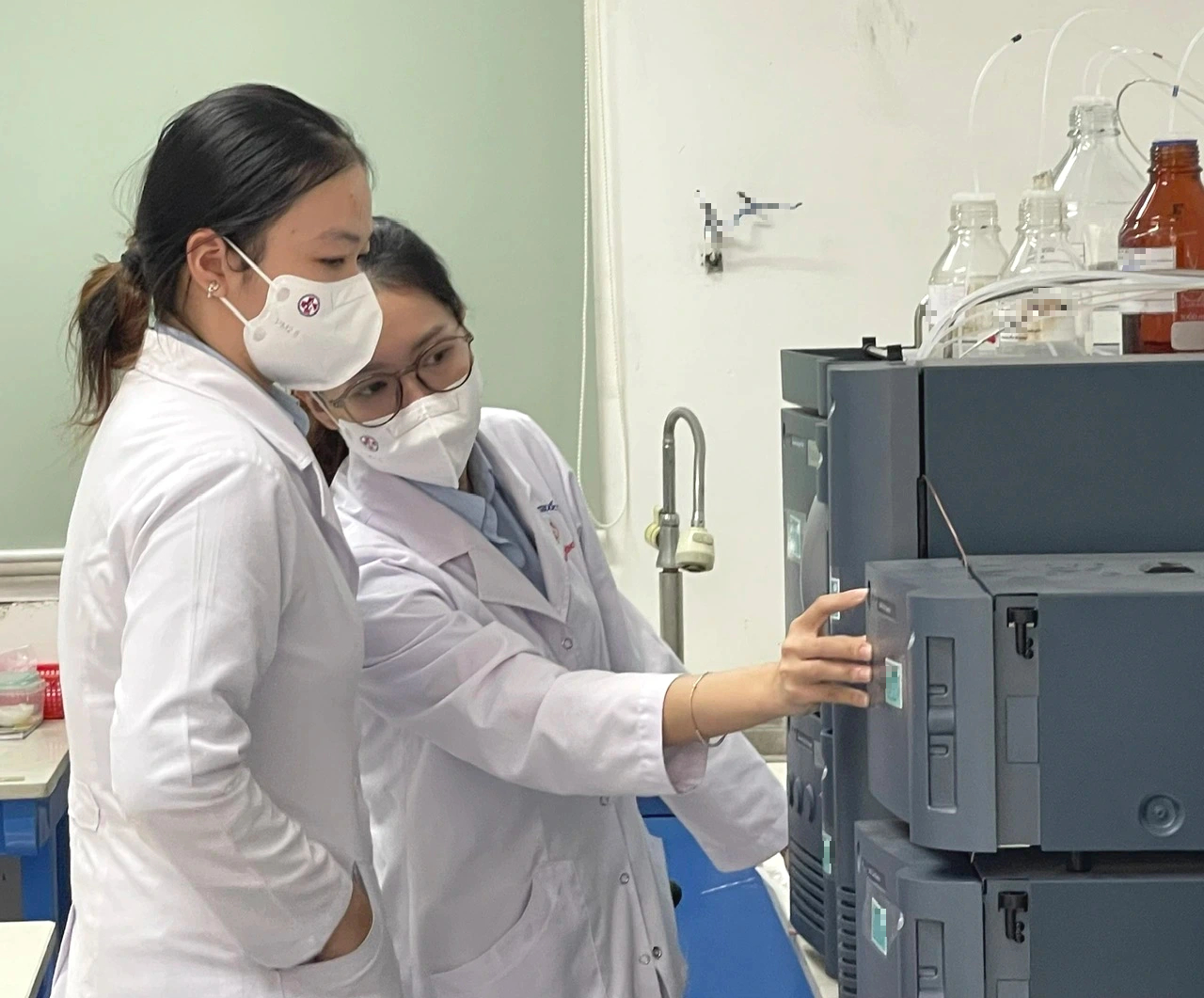 Siết quản lý mỹ phẩm: Trách nhiệm nhà sản xuất, kinh doanh được đặt lên hàng đầu - Ảnh 2.