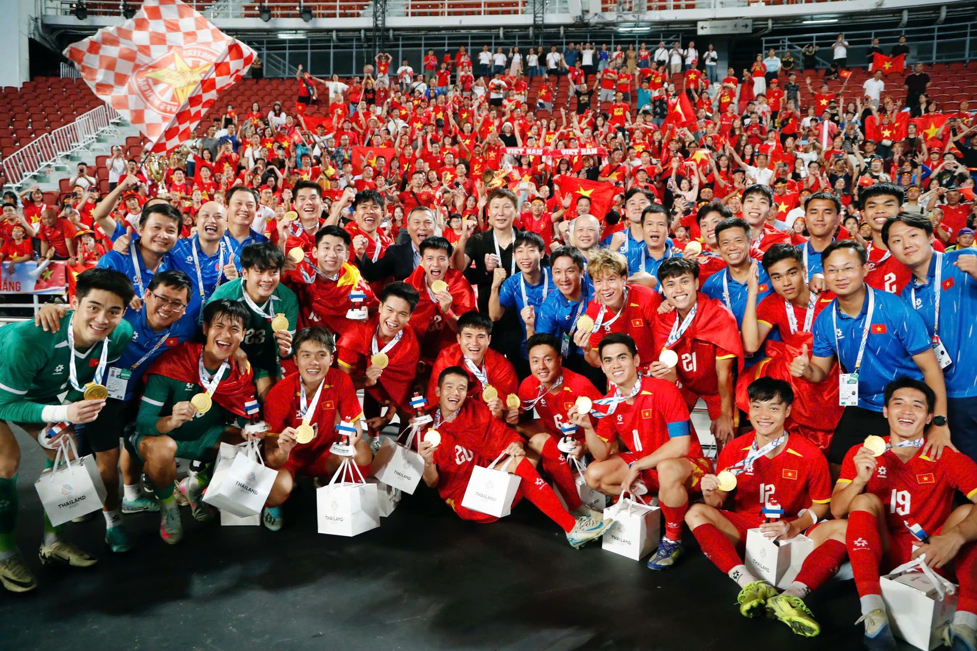 Trang phục đội tuyển Việt Nam: Biểu tượng đồng hành cùng mọi thế hệ trước thềm VCK U23 châu Á 1 Trang phục đội tuyển Việt Nam: Biểu tượng đồng hành cùng mọi thế hệ trước thềm VCK U23 châu Á - Ảnh 1.