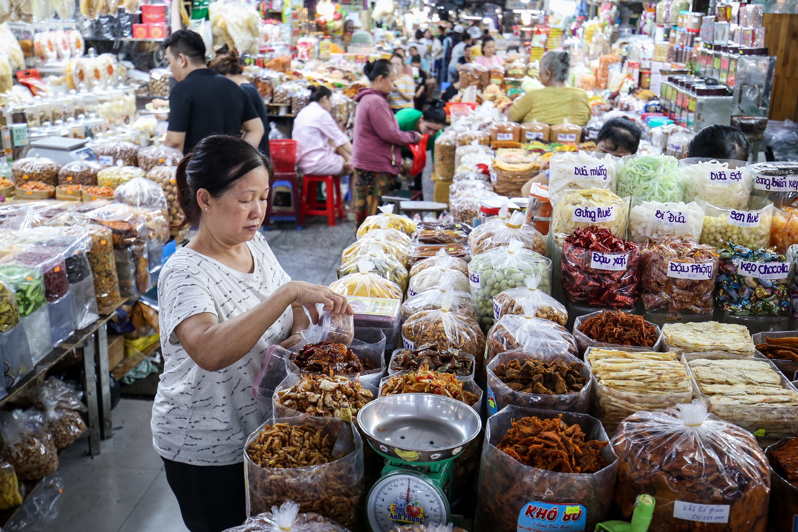 Tránh biến động giá cả hàng thiết yếu dịp tết Bính Ngọ- Ảnh 1.