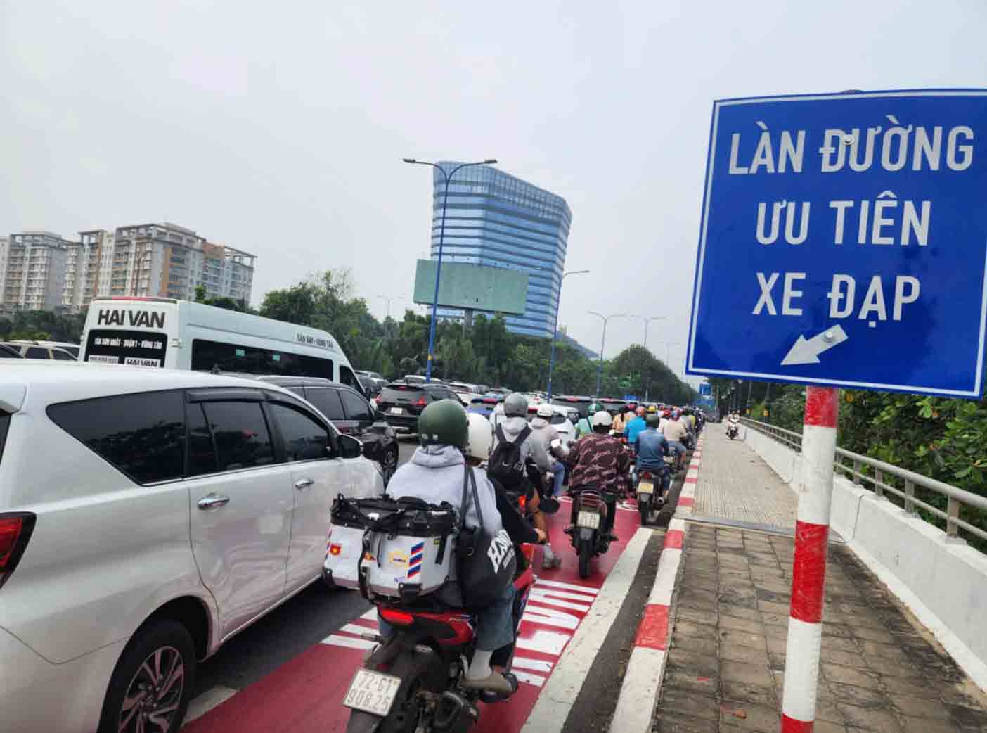 Tranh cãi cho xe máy 'đi ké' làn xe đạp- Ảnh 2.