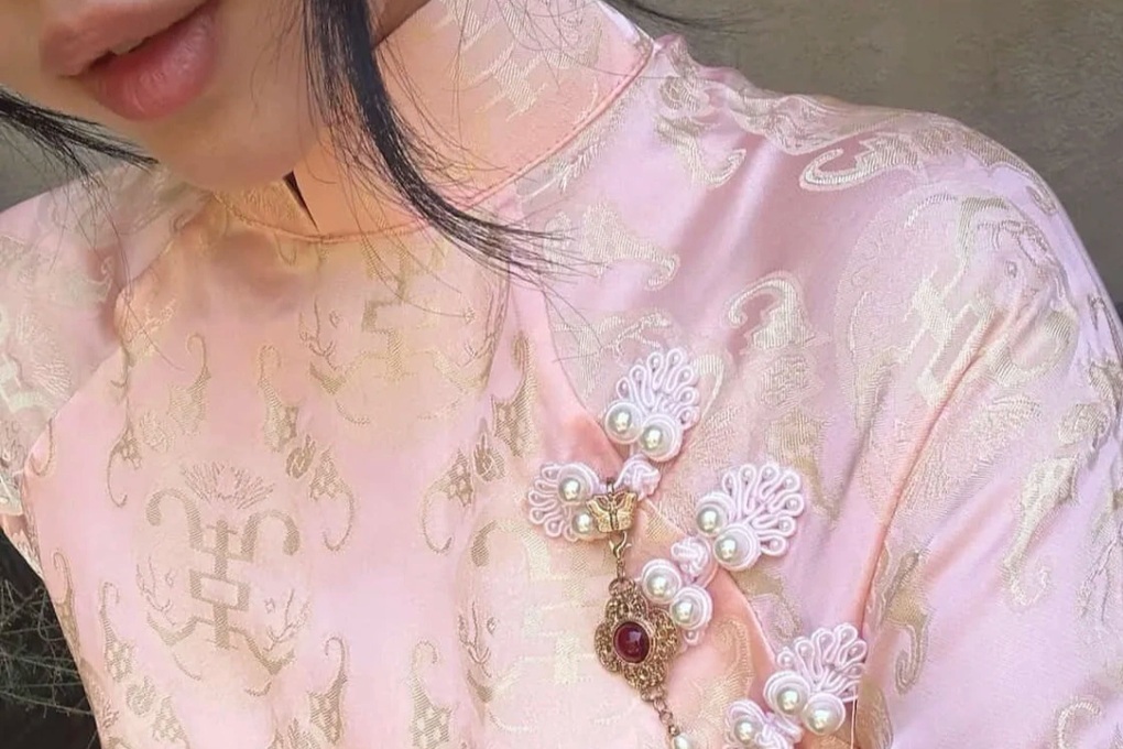 Tranh cãi về chi tiết trên áo dài Tết giống trang phục nước ngoài - 1