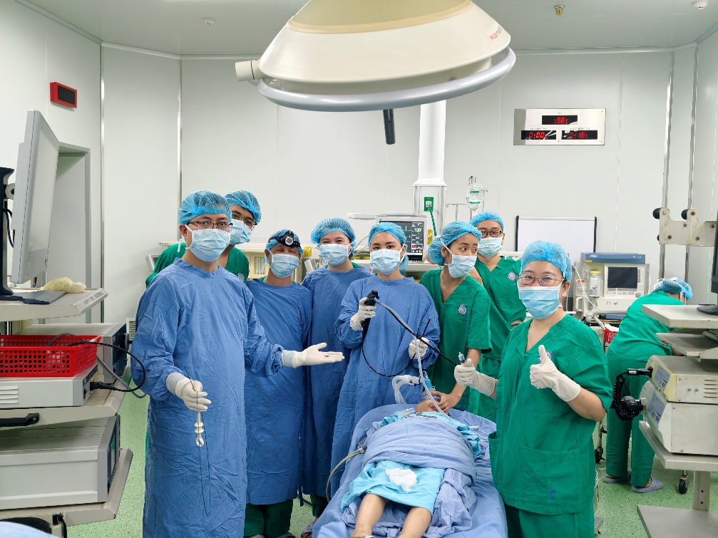 Trẻ dễ bị hóc đầu ngòi bút, nhận biết và xử trí ra sao? - Ảnh 1.