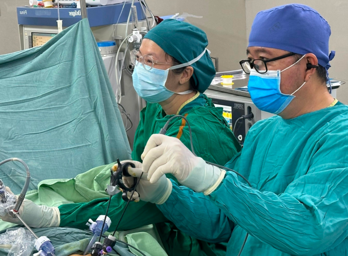 Bác sĩ phẫu thuật cho bệnh nhân. Ảnh: Bệnh viện cung cấp