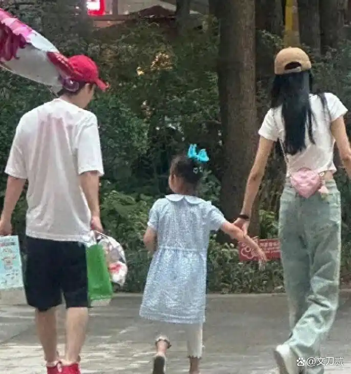 Coi mà tức sôi máu: Trên đời hết đàn ông hay sao mà Chị Đẹp này quay lại với tra nam từng chối bỏ mình- Ảnh 1. Coi mà tức sôi máu: Trên đời hết đàn ông hay sao mà Chị Đẹp này quay lại với tra nam từng chối bỏ mình- Ảnh 1.