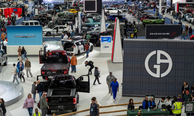 Khách tham quan đi qua các mẫu xe khác nhau tại Detroit Auto Show 2025. Ảnh: Detroit Free Press