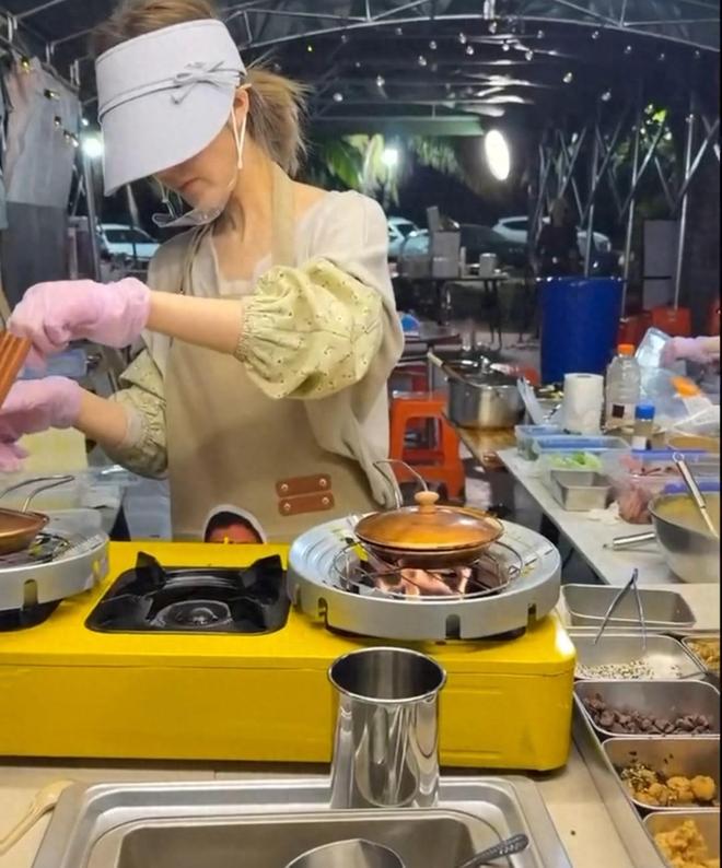 Triệu Lộ Tư đổi nghề đi bán hàng rong?- Ảnh 1.