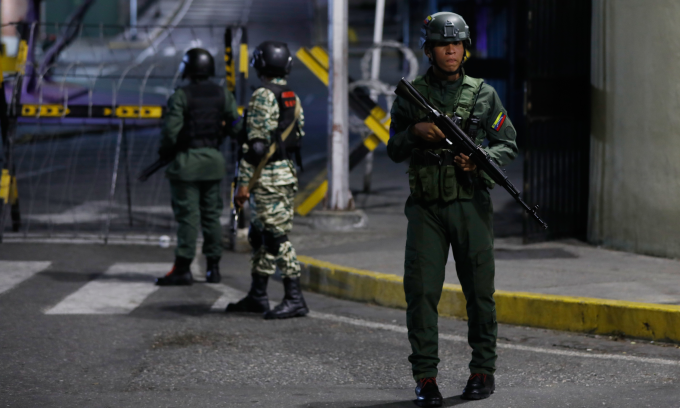 Binh sĩ Venezuela canh gác tại khu vực xung quanh phủ tổng thống ở Caracas hôm 3/1. Ảnh: AP