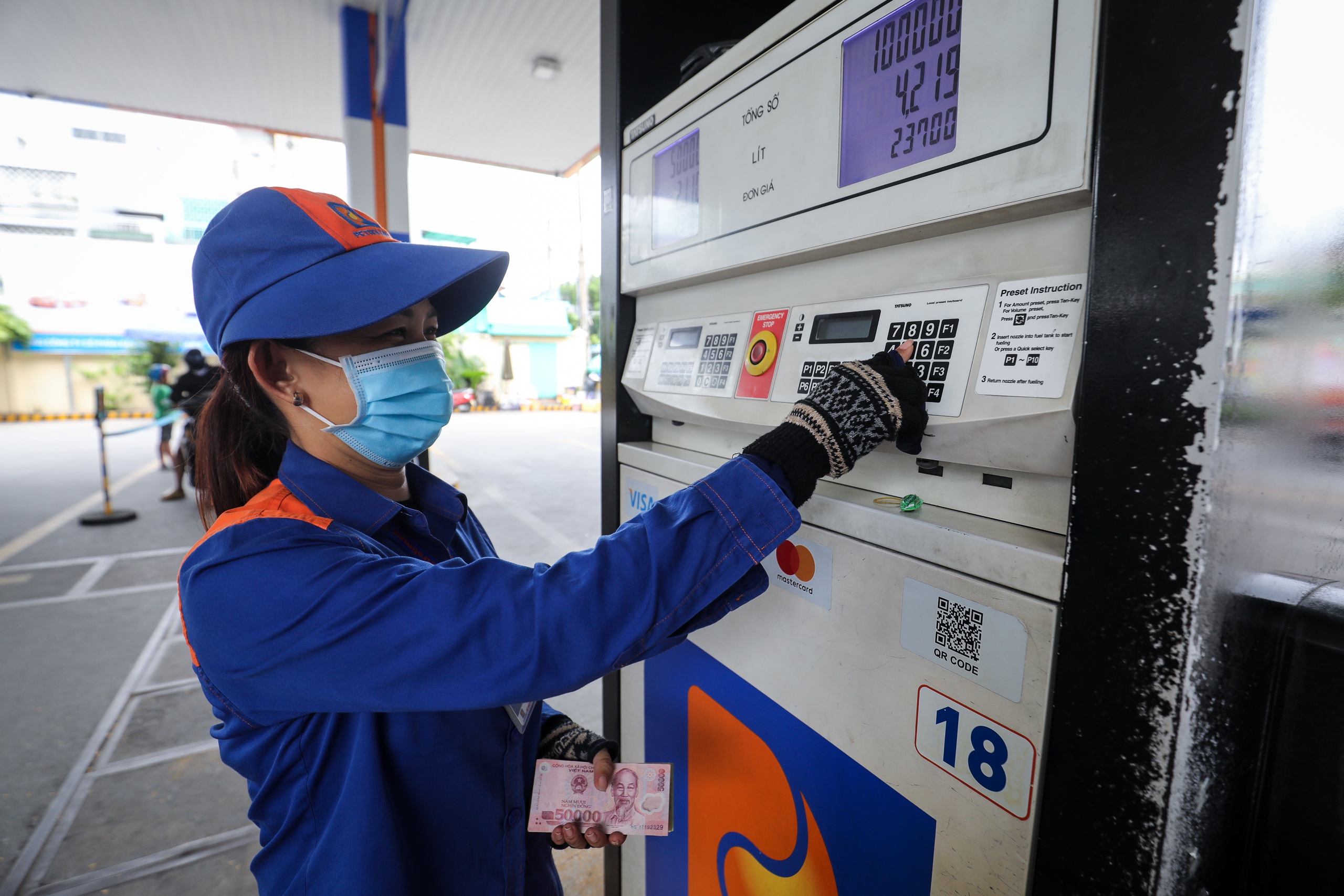 Giá xăng dầu hôm nay 1.1.2026: Trong nước và thế giới đồng loạt giảm- Ảnh 1.