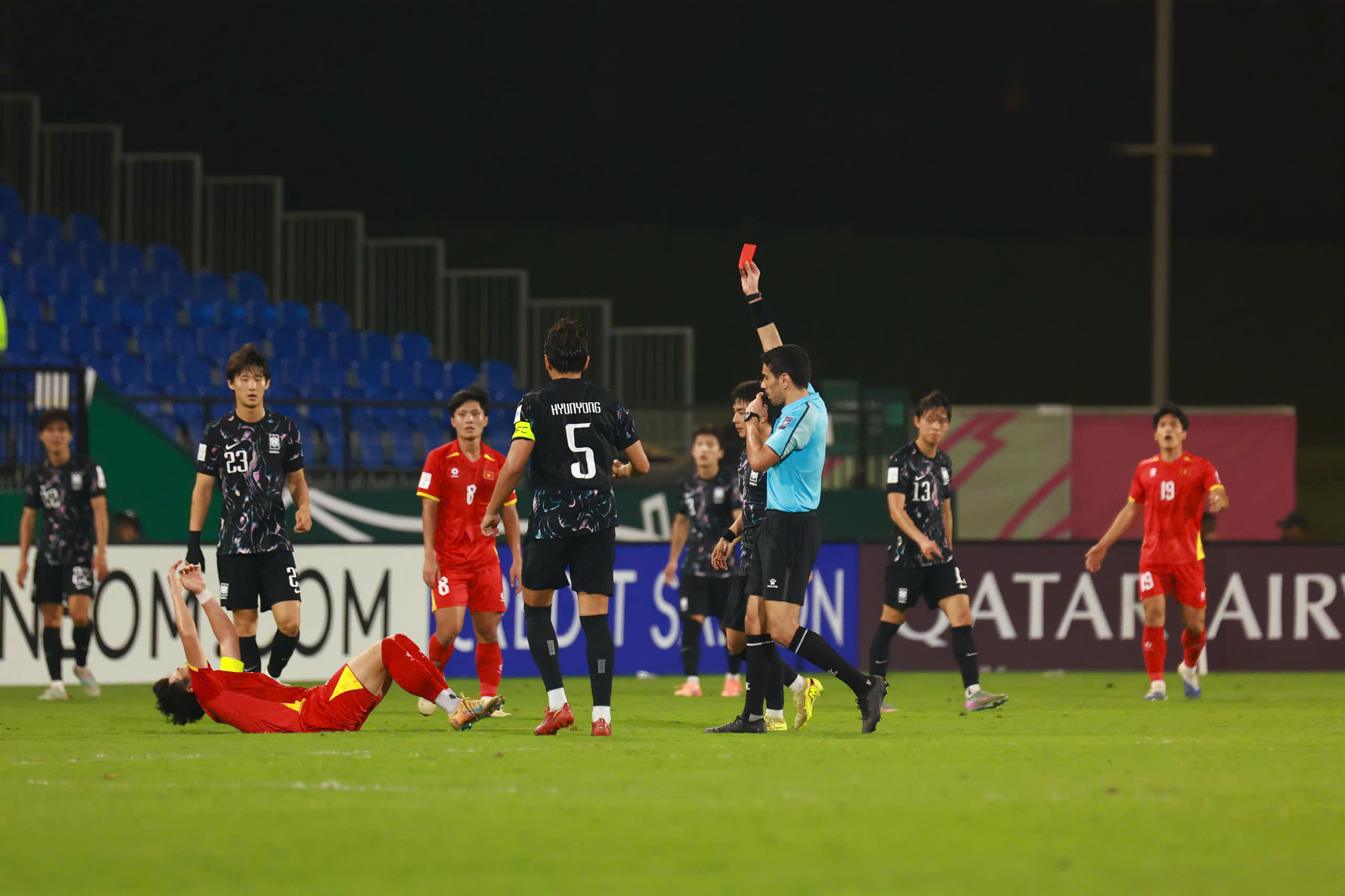 Đình Bắc xin lỗi về tấm thẻ đỏ trận thắng U.23 Hàn Quốc: 'Trong phòng thay đồ, tôi chỉ biết cầu nguyện'- Ảnh 1. Đình Bắc xin lỗi về tấm thẻ đỏ trận thắng U.23 Hàn Quốc: 'Trong phòng thay đồ, tôi chỉ biết cầu nguyện'- Ảnh 1.