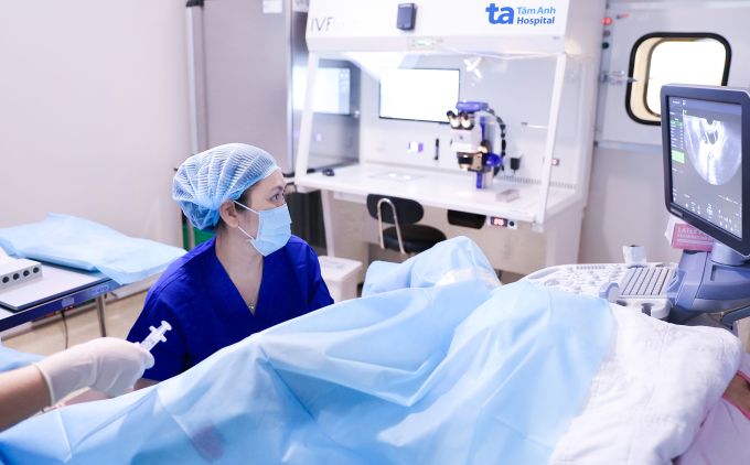Bác sĩ Thảo chọc hút trứng cho Hạnh. Ảnh: Trung Vũ
