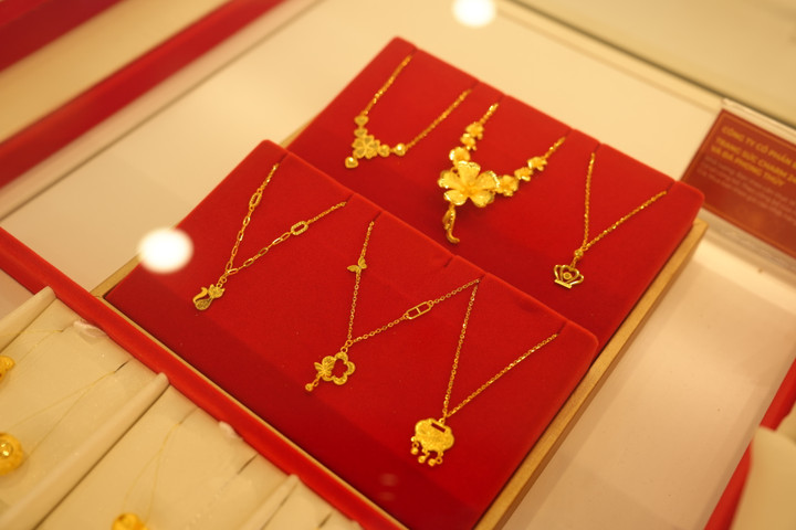 Giá vàng hôm nay 18/1: Trụ vững ở ngưỡng cao- Ảnh 1.