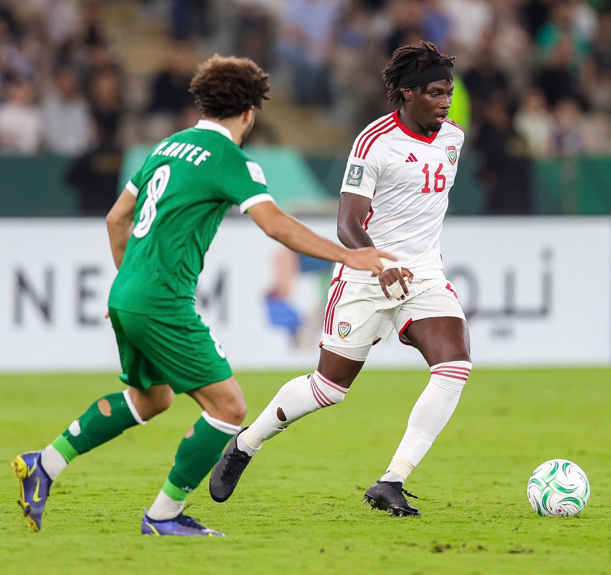 Tiền đạo nhập tịch Junior Ndiaye (số 16, trắng) đi bóng trong trận gặp Syria, trên sân Prince Abdullah al-Faisal, Jeddah, Arab Saudi hôm 13/1. Ảnh: AFC