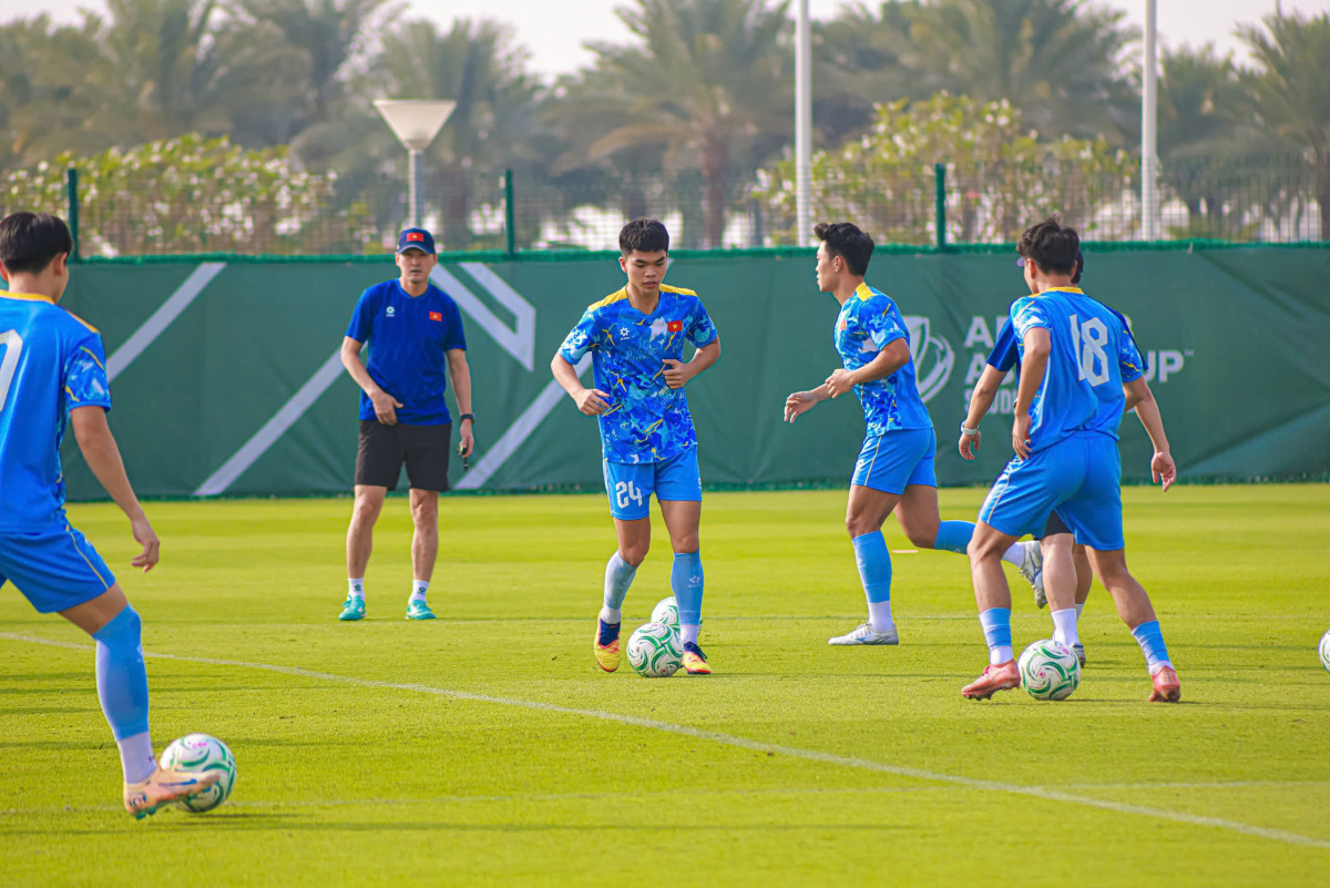 Các cầu thủ U23 Việt Nam trong buổi tập làm quen sân King Abdullah Sports City hôm 5/1. Ảnh: Ted Trần