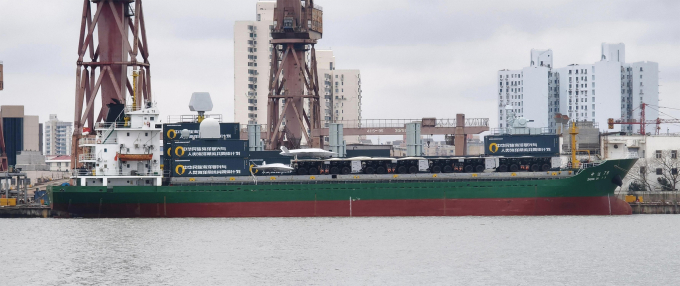 Tàu container chở bệ phóng UAV tại nhà máy Hỗ Đông - Trung Hoa, Thượng Hải, Trung Quốc trong ảnh công bố ngày 2/1. Ảnh: War Zone