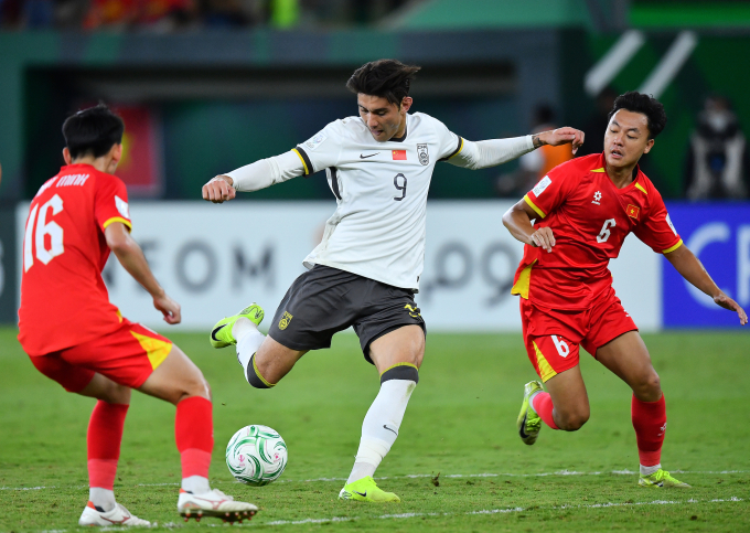 Việt Nam (áo đỏ) thua Trung Quốc 0-3 ở bán kết VCK U23 châu Á 2026, trên sân Prince Abdullah Al Faisal ở Jeddah, Arab Saudi ngày 20/1/2026. Ảnh: AFC