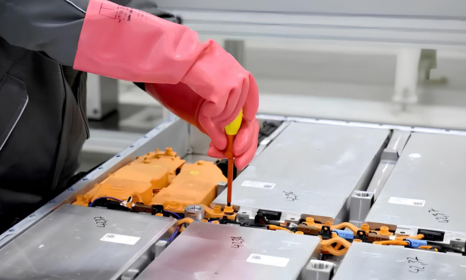 Một bước trong quy trình tái chế pin xe điện tại Trung Quốc. Ảnh: 32kr
