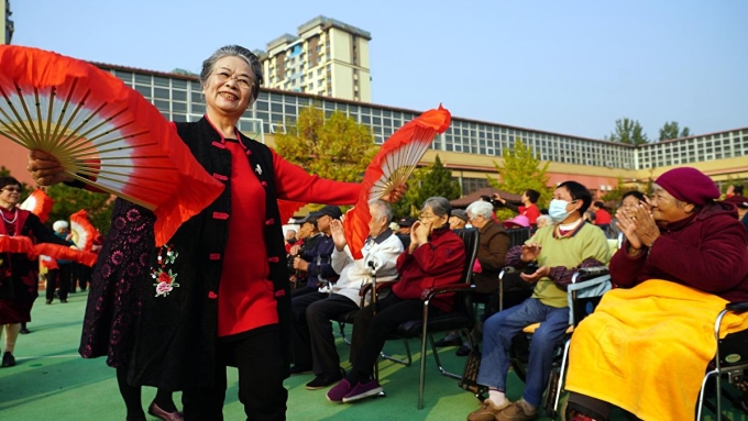 Các nghệ sĩ cao tuổi biểu diễn văn nghệ trong một sự kiện do Bảo tàng Phong tục Dân gian Bắc Kinh tổ chức ngày 23/10/2023. Ảnh: China Daily