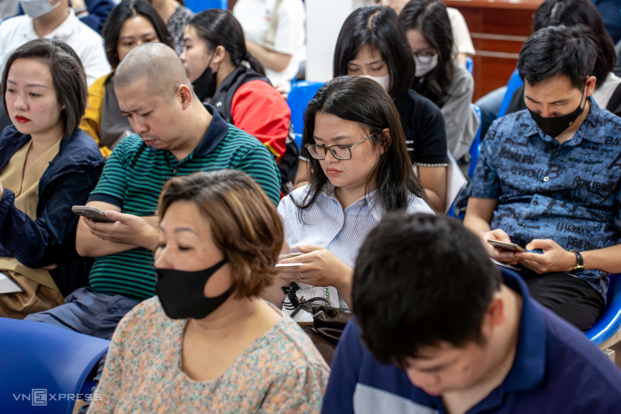 Lao động làm thủ tục hưởng trợ cấp thất nghiệp tại Trung tâm Dịch vụ việc làm Hà Nội, tháng 4/2025. Ảnh: Hoàng Giang