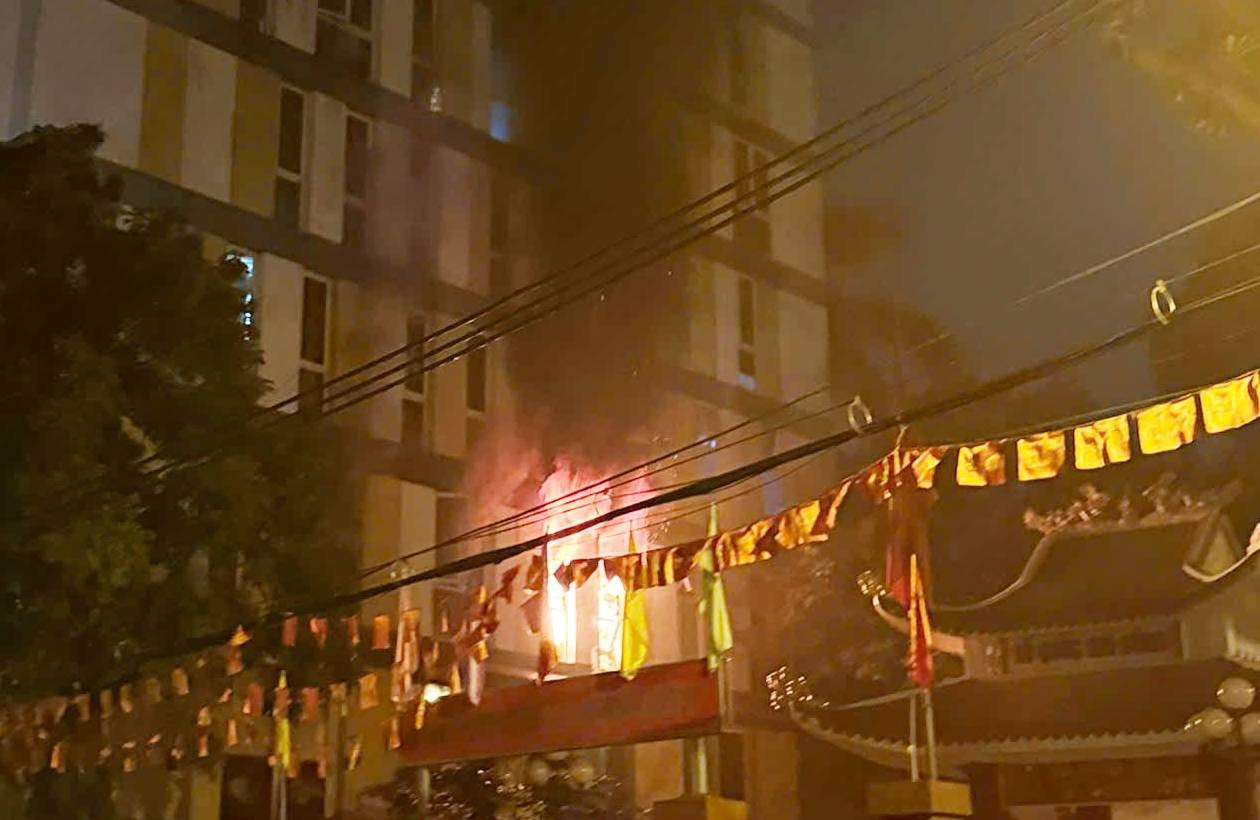 Nghi án đốt nhà trọ ở Hà Nội: Trước khi cháy nhà có tiếng cãi nhau, xô xát gây náo loạn khu dân cư- Ảnh 1.