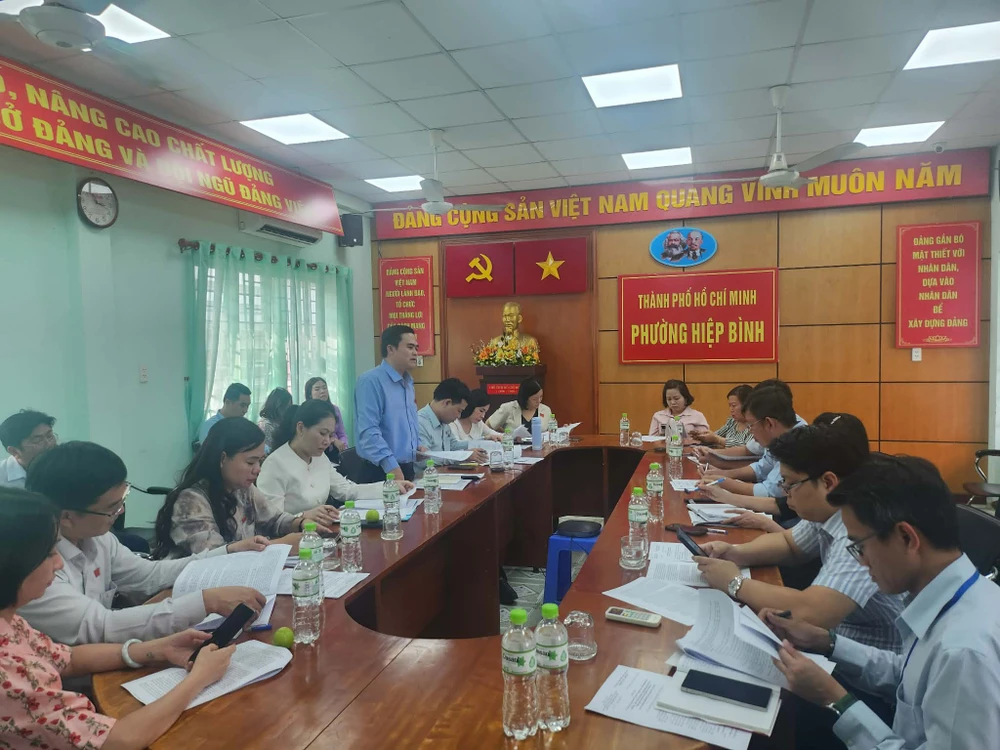 Đoàn khảo sát của Ban Văn hoá - Xã hội, HĐND TP.HCM làm việc với UBND phường Hiệp Bình vào chiều 7-1. Ảnh: NGUYỄN QUYÊN học 3 ca