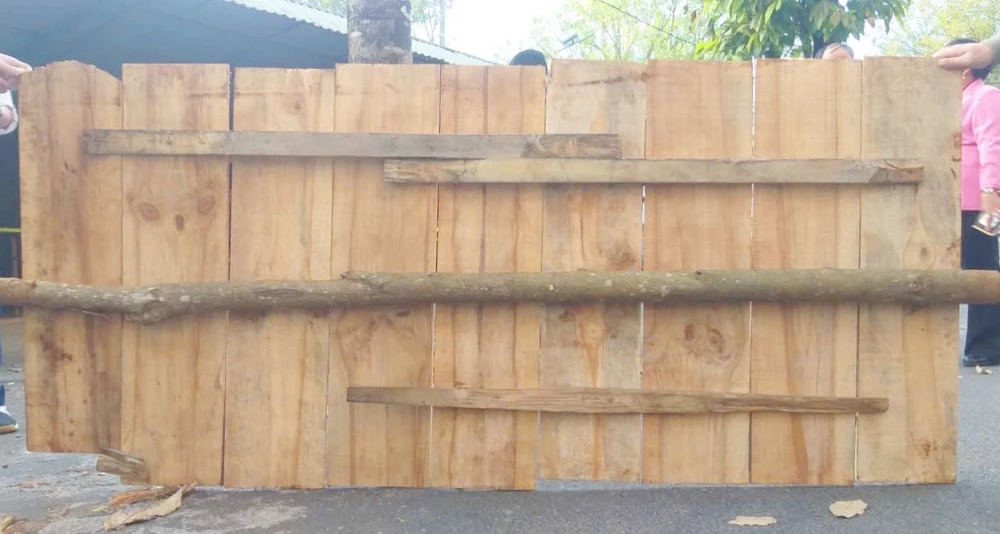 Công an truy vết nguồn gốc tấm gỗ được dùng che đậy phương tiện thực hiện vụ cướp ngân hàng. Ảnh: CA. Cong-an-thong-tin-chi-tiet-vu-cuop-nga-hang-Gia-Lai-2.jpg