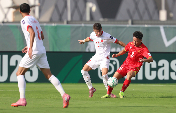 Nguyễn Thái Sơn (áo đỏ) kiểm soát bóng trước Odeh Fakhoury trong trận Việt Nam thắng Jordan 2-0 ở lượt ra quân bảng A vòng chung kết U23 châu Á 2026, trên sân King Abdullah Sports City ở Jeddah, Arab Saudi ngày 6/1/2025. Ảnh: AFC