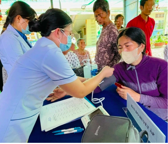 Từ 1.1.2026, nhân viên y tế, người dân hưởng nhiều lợi ích từ chính sách mới- Ảnh 1.