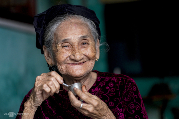 Ở tuổi ngoài 80, cụ Xong giữ thói quen ăn trầu, trở thành mẫu ảnh cho nhiều nhiếp ảnh gia. Ảnh: Nguyễn Đông