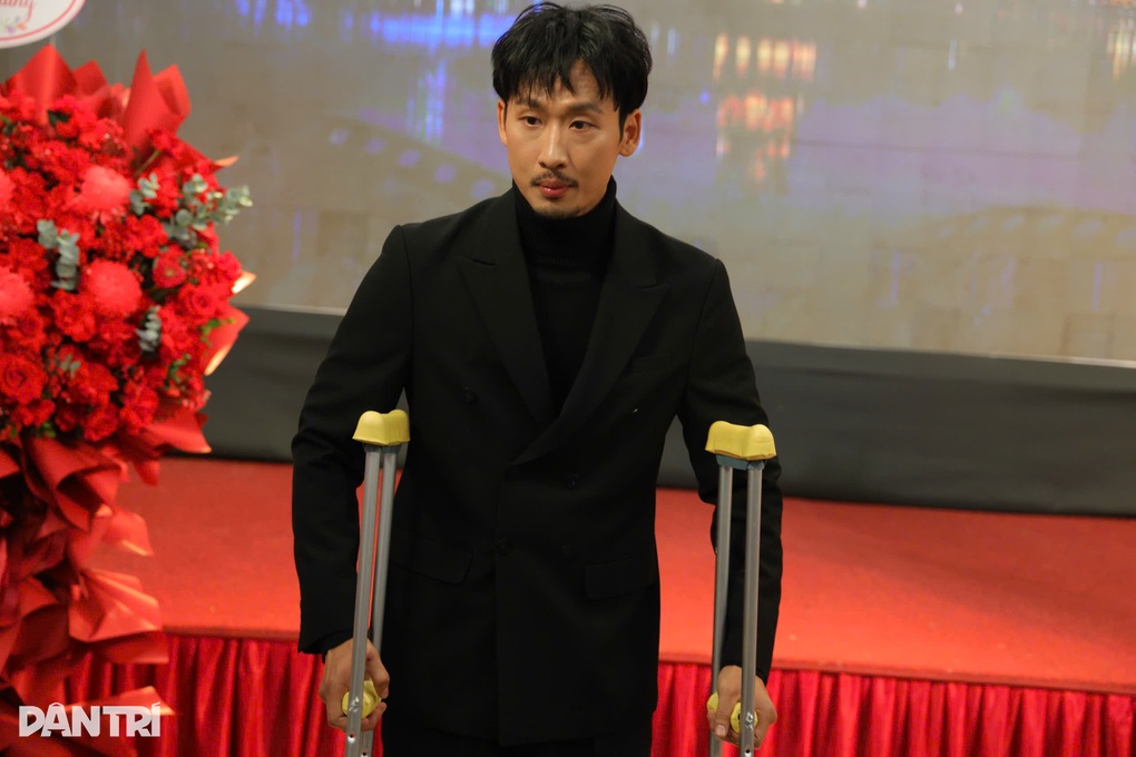 Tuấn Trần bị thương khi đóng phim, chống nạng dự giải Cánh diều - 1