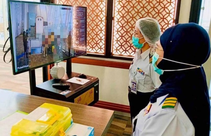 Các nhân viên y tế tại sân bay Phuket của Thái Lan đang giám sát chặt chẽ hành khách nhập cảnh để phát hiện các dấu hiệu sốt hoặc nhiễm trùng đường hô hấp, đặc biệt là những người đến từ vùng đang bùng phát dịch Nipah. Ảnh: Bangkok Post