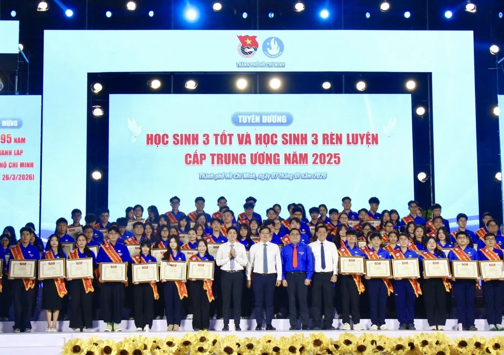 Ông Lê Quốc Phong, Ủy viên Trung ương Đảng, Phó Bí thư Thường trực Thành ủy TP.HCM; anh Ngô Minh Hải, Bí thư Thành Đoàn TP.HCM trao bằng khen đến “Học sinh 3 tốt”, “Học sinh 3 rèn luyện” cấp Trung ương. Ảnh: HẢI NHI tuổi trẻ (3).jpg