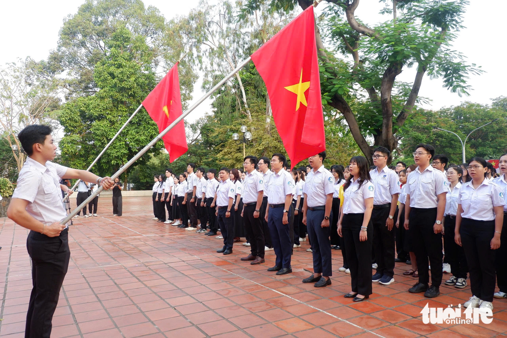 Tuổi trẻ TP.HCM và cả nước đồng loạt chào cờ, hướng về Đại hội XIV của Đảng - Ảnh 1.