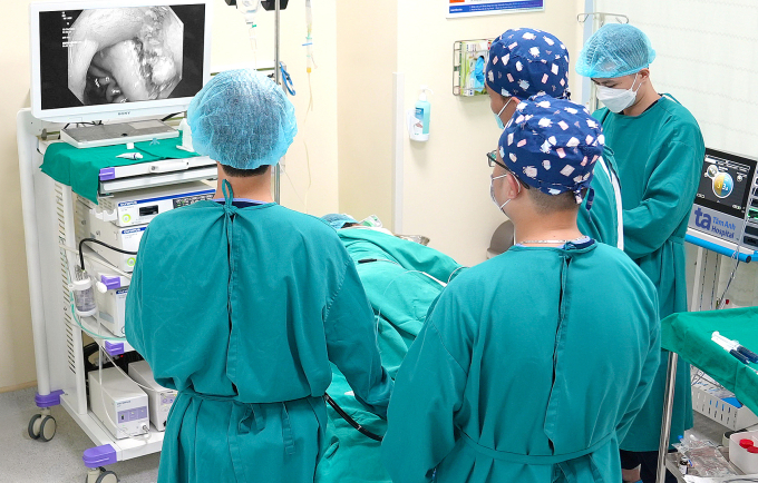 Êkíp nội soi đại tràng cho người bệnh. Ảnh: Bệnh viện Đa khoa Tâm Anh