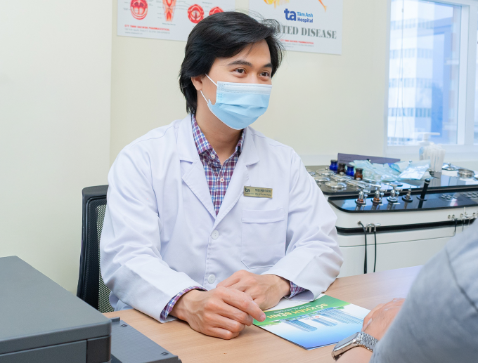 Bác sĩ Thái Duy tư vấn điều trị cho Hạo. Ảnh: Bệnh viện Đa khoa Tâm Anh