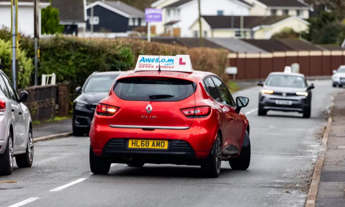 Ôtô của một trường dạy lái xe ở Anh. Ảnh: SWNS