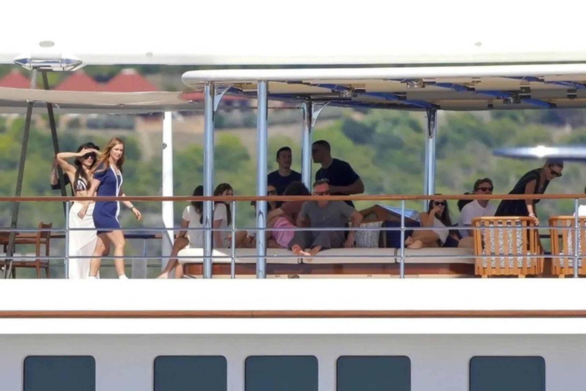 Tỷ phú Jeff Bezos, Leonardo DiCaprio đón năm mới ở điểm nghỉ dưỡng đắt giá - 1