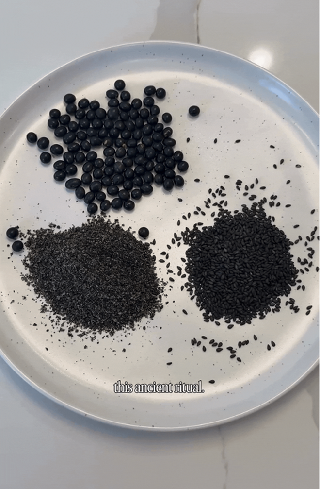 Thứ nước màu đen không bắt mắt nhưng uống vào tóc đẹp thôi rồi: U60 đầu không tóc bạc cũng nhờ vậy- Ảnh 1.