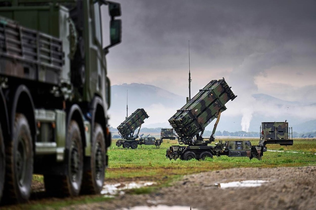 Ukraine báo động vì Nga dùng Starlink săn lùng HIMARS và Patriot - 1