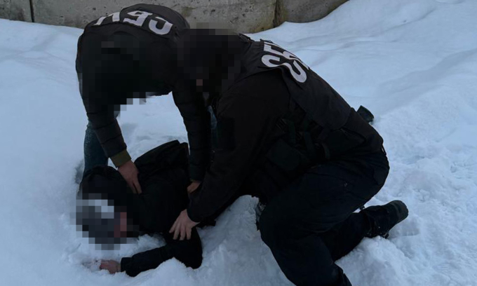 Một trong hai nghi phạm bị khống chế trong ảnh đăng ngày 22/1. Ảnh: SBU