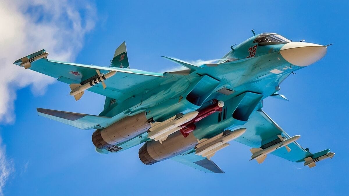 Ukraine đánh phủ đầu loạt sân bay quân sự, bí ẩn vụ Su-34 rơi - Ảnh 1.