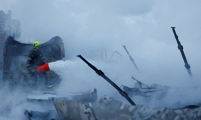 Lính cứu hỏa Ukraine dập tắt đám cháy tại thủ đô Kiev sau vụ tập kích ngày 24/1. Ảnh: Reuters