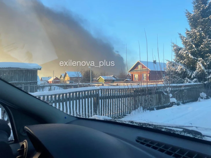 Ukraine tấn công vào kho dầu và kho vũ khí sâu trong lãnh thổ Nga 1 Nga - Ảnh 1.