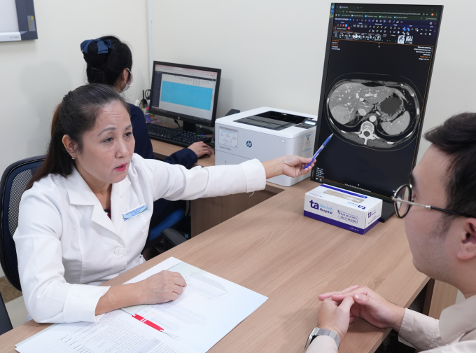 Phó giáo sư Tính tư vấn phác đồ điều trị ung thư gan cho bệnh nhân. Ảnh minh họa: Bệnh viện Đa khoa Tâm Anh