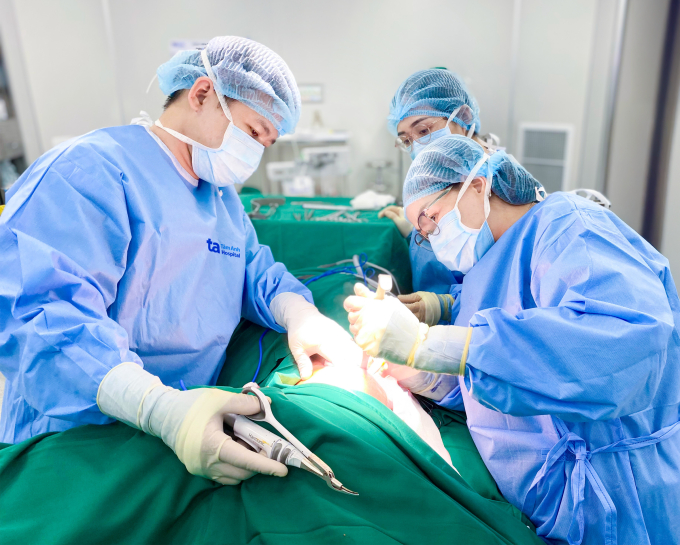 Bác sĩ Giang và êkíp phẫu thuật bóc khối u và tái tạo vú cho người bệnh. Ảnh: Bệnh viện Tâm Anh