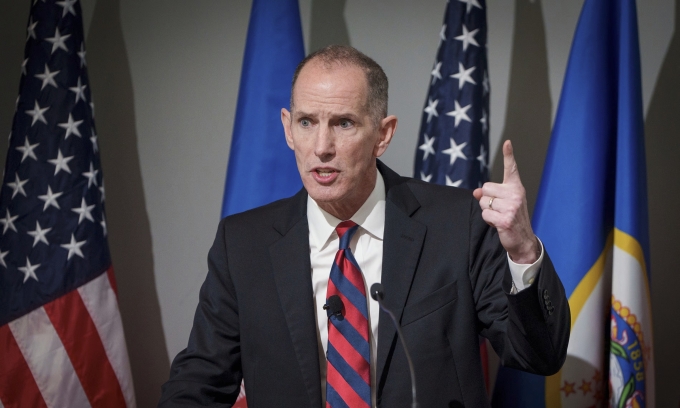 Chris Madel phát biểu ở Minneapolis hồi tháng 12/2025. Ảnh: AP